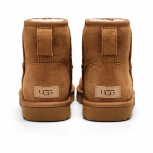 NEW IN BOX UGG Classic Mini II Boots Chestnut Suede Women’s Size 9